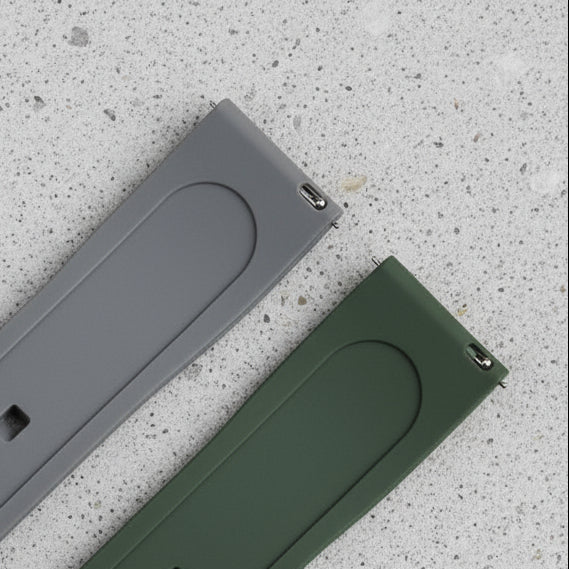 2 rubber straps, 1 grey and 1 green with quick release mechanisms
