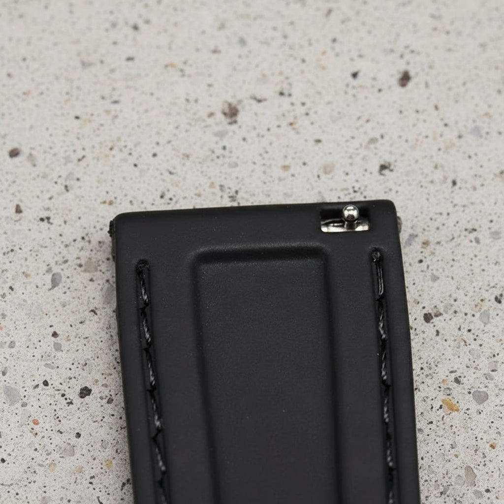 Black rubber strap feauting quick release system